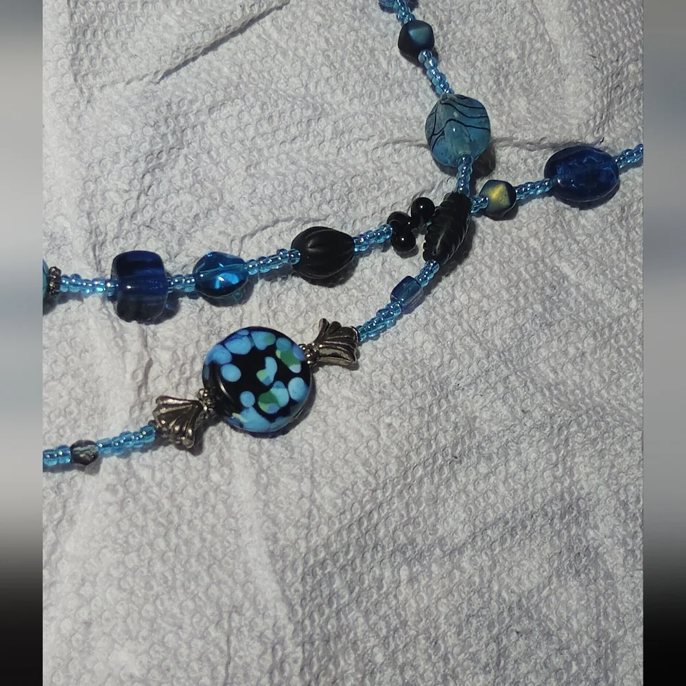 VINTAGE BLUE & BLACK BEADED NECKLACE WITH GOLD BROOCH CLOSURE ARTSY BOHO WHIMSY - Picture 3 of 6